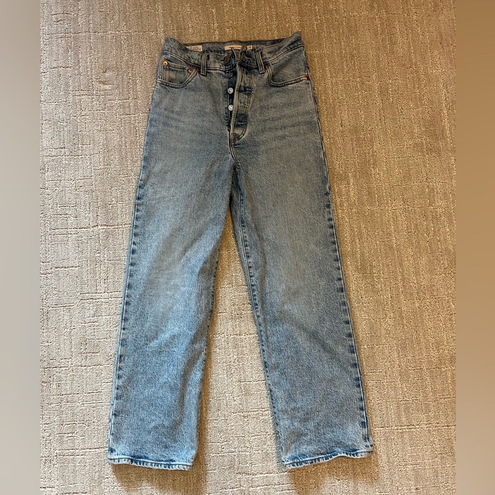 Levi’s ribcage straight ankle length jeans.